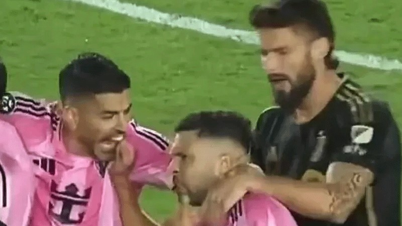 এবার সতীর্থ আলবাকে কামড়ে দিলেন সুয়ারেজ